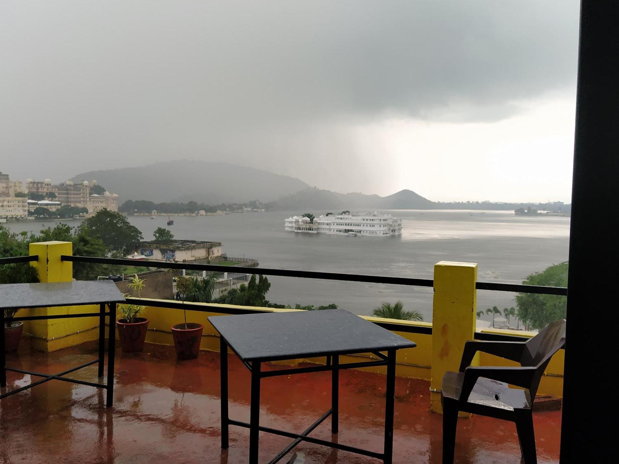 Hotel Lake Star Udaipur Bagian luar foto