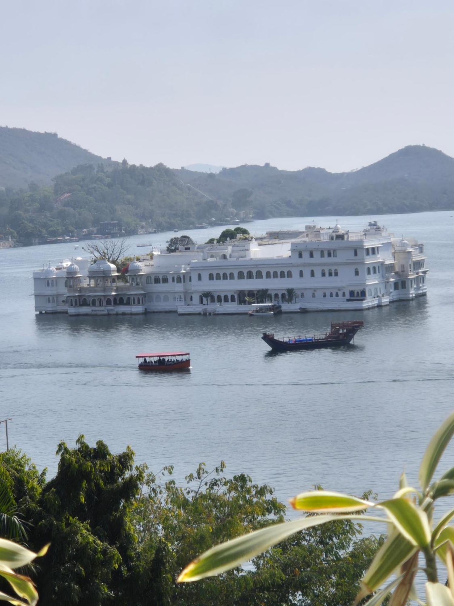 Hotel Lake Star Udaipur Bagian luar foto