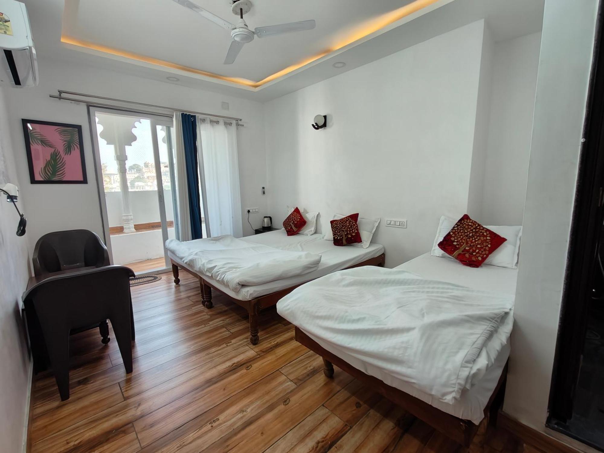 Hotel Lake Star Udaipur Bagian luar foto